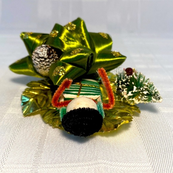 Vintage Christmas Corsage W/ A Gift Box Boy W/ Chenille Arms Bottle Brush Tree. - Picture 3 of 11